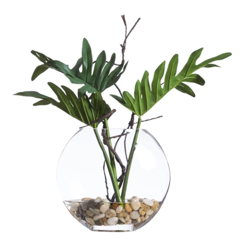 Искусственные растения в стеклянной вазе 