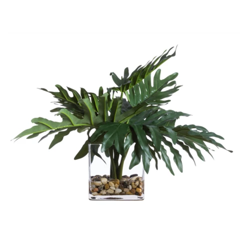 Искусственные растения в стеклянной вазе 