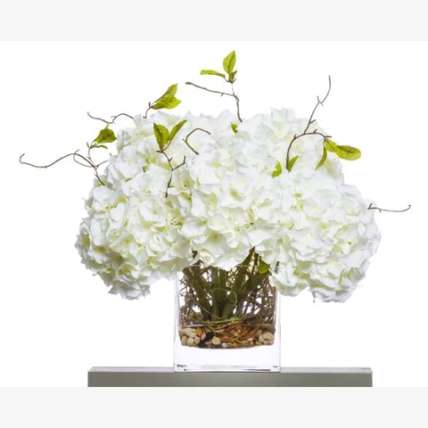 Искусственные цветы в вазе 