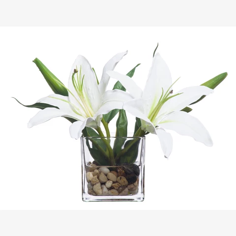 Искусственные цветы в вазе 