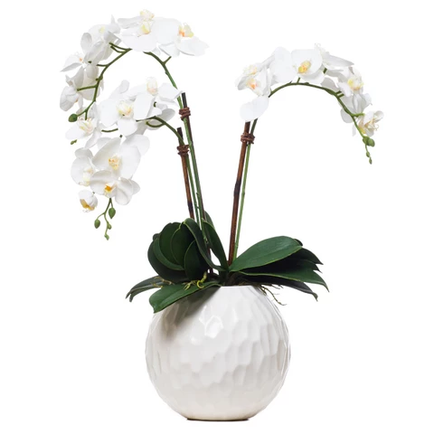 Искусственные цветы в вазе 